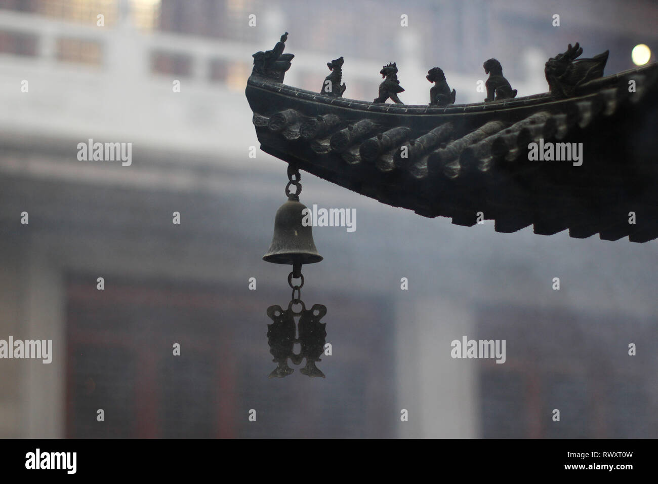 Typisch chinesischen Dach Dekorationen (buddhistischen Tempel in Shanghai) Stockfoto