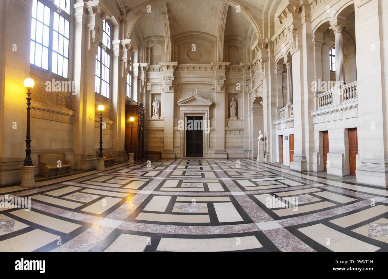 Beeindruckenden Halle innerhalb des Pariser 'Palais de Justice' Stockfoto
