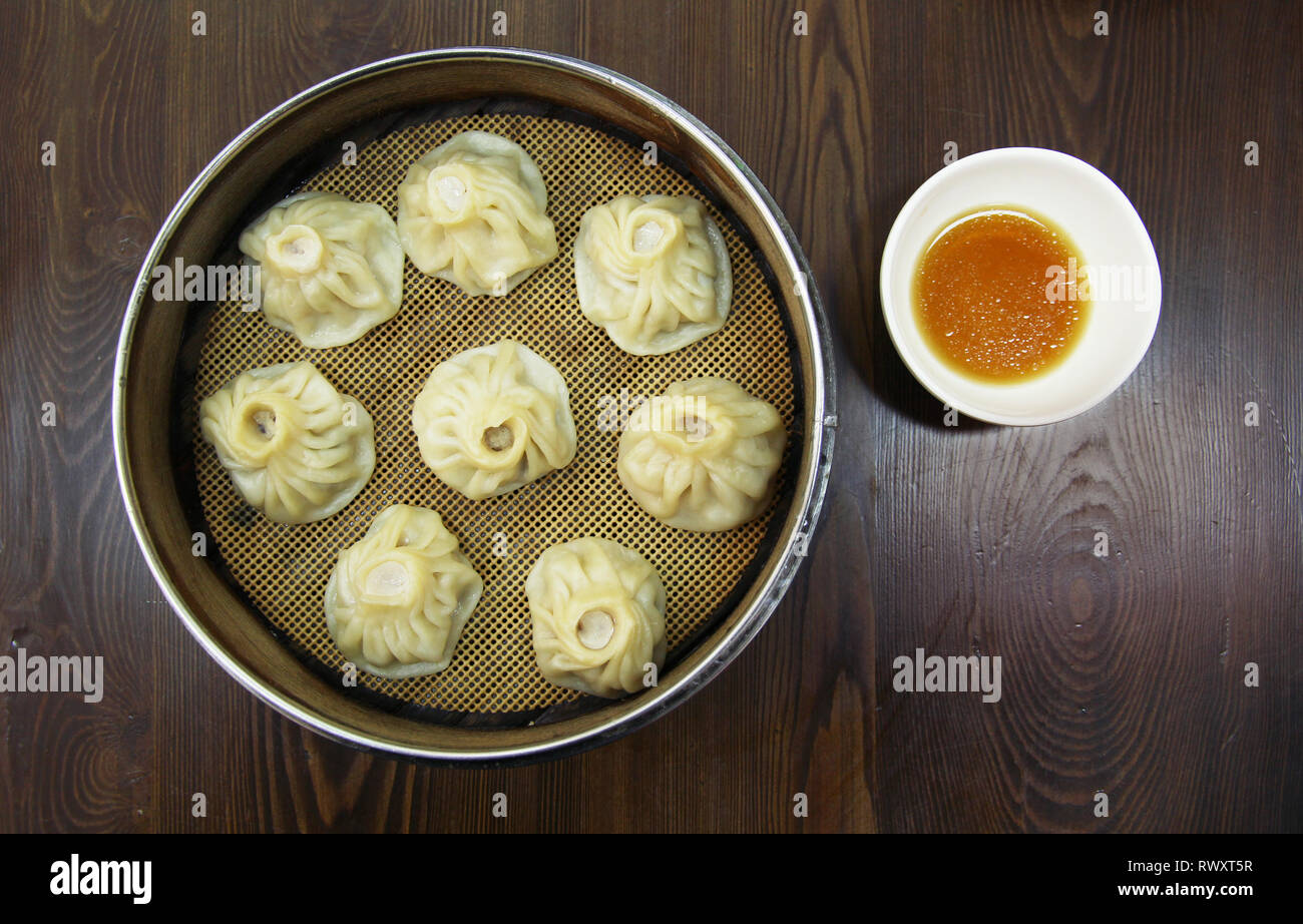 Platte der Knödel in einem kleinen chinesischen Restaurant in Hangzhou Stockfoto