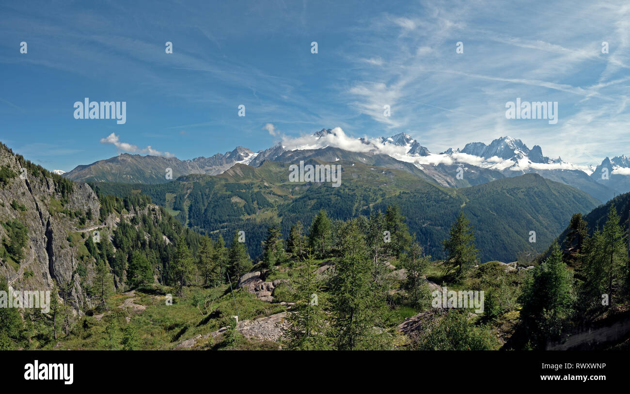 Atemberaubende schneebedeckten Gipfel des Alpenhauptkamm auf das Mont Blanc Massiv. Stockfoto