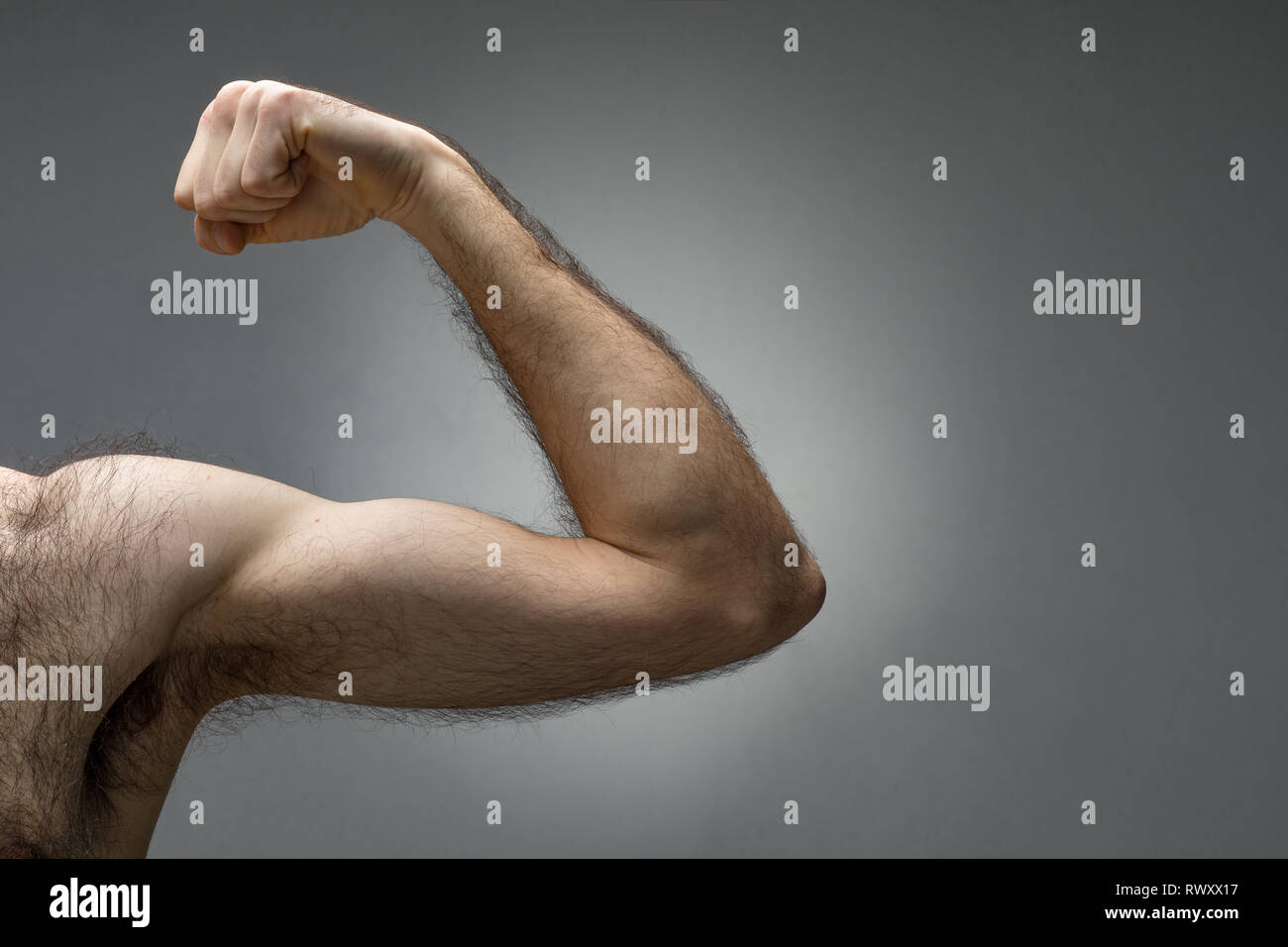 Nahaufnahme eines dünnen behaarten Arm Vertragsparteien der Bizeps Stockfoto