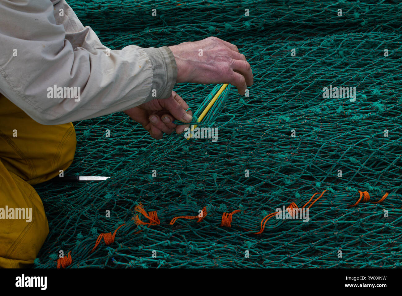 Fischer, die ein fischernetz knpfen -Fotos und -Bildmaterial in hoher  Auflsung  Alamy