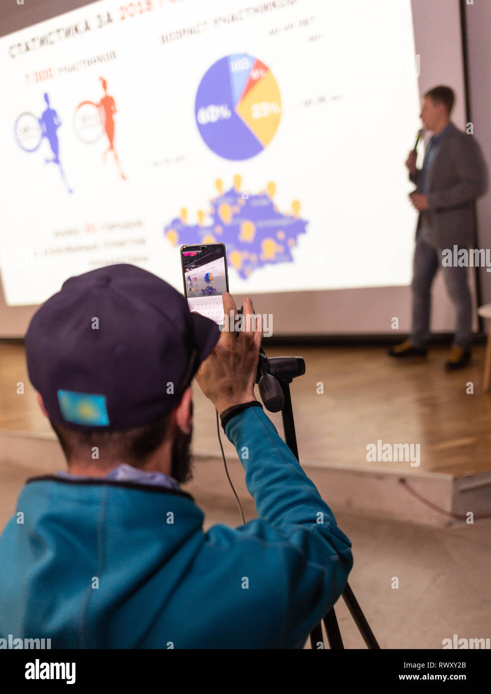 Ein Mann mit einem Stativ schießt ein Live Stream auf Instagram Stockfoto