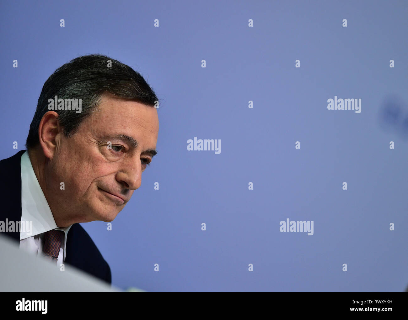 Frankfurt am Main, Deutschland. 7 Mär, 2019. Der Präsident der Europäischen Zentralbank (EZB) Mario Draghi nimmt an einer Pressekonferenz in der EZB-Zentrale in Frankfurt, Deutschland, 7. März 2019. Credit: Lu Yang/Xinhua/Alamy leben Nachrichten Stockfoto