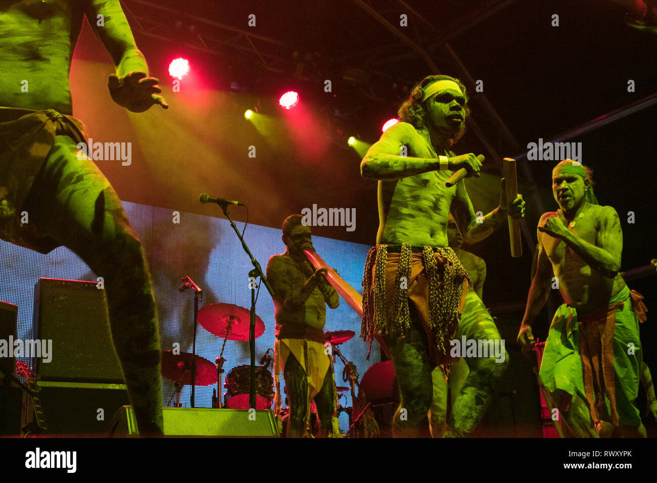 Adelaide, Australien. 7 Mär, 2019. Australische musikalische Gruppe Yothu Yindi bedeutet "Kind und Mutter' an der Adelaide Fringe durchführen bestehen aus Aborigines und Balanda (non-Aboriginal) Mitglieder. Die Band 1986 gegründet kombinieren Aspekte der beiden musikalischen Kulturen aus traditionellen Aborigines songs moderne Pop und Rock songs, wo Sie sich mit typischen Instrumenten mit Pop/Rock Bands wie Gitarren und Schlagzeug verbundenen vermischt werden, und der traditionelle Yidaki und Bilma. Yothu Yindi erfolgt bei der Eröffnungsfeier der Paralympics im Sommer 2000 in Sydney, Australien Quelle: Amer ghazzal/Alamy leben Nachrichten Stockfoto