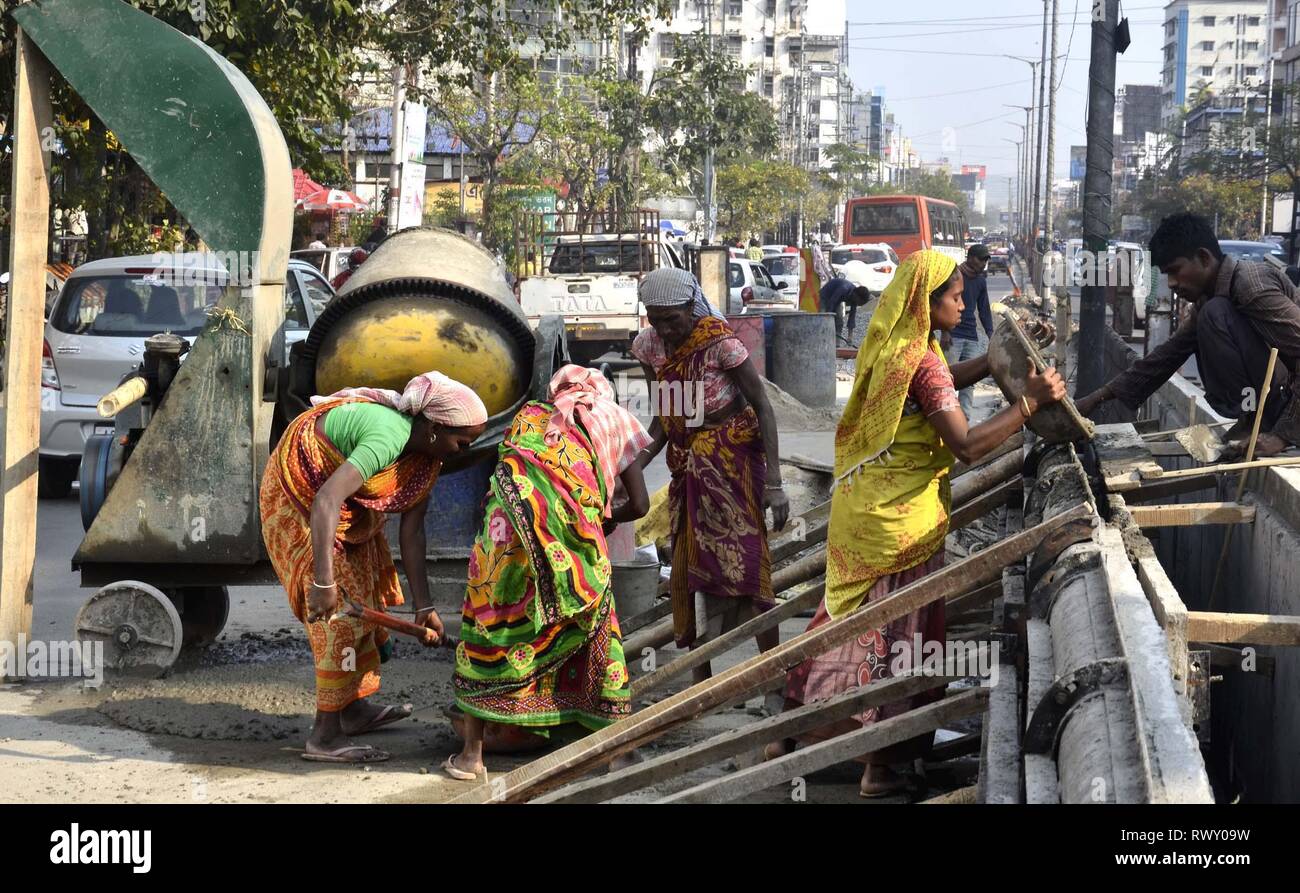 Guwahati, Assam, Indien. 07 Mär, 2019. Frauen arbeiten an den Straßenbau in Guwahati am Donnerstag, 07 März, 2019. Jedes Jahr, am 8. März als "Internationalen Tag der Frau beobachtet, die sozialen, wirtschaftlichen, kulturellen und politischen Errungenschaften der Frauen weltweit zu feiern. Credit: Hafiz Ahmed/Alamy leben Nachrichten Stockfoto