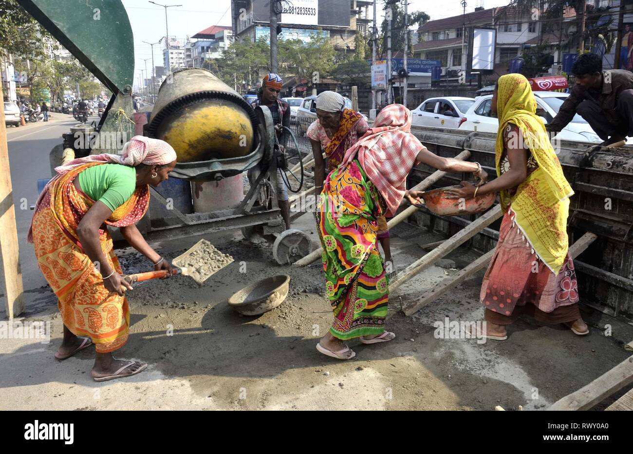 Guwahati, Assam, Indien. 07 Mär, 2019. Frauen arbeiten an den Straßenbau in Guwahati am Donnerstag, 07 März, 2019. Jedes Jahr, am 8. März als "Internationalen Tag der Frau beobachtet, die sozialen, wirtschaftlichen, kulturellen und politischen Errungenschaften der Frauen weltweit zu feiern. Credit: Hafiz Ahmed/Alamy leben Nachrichten Stockfoto