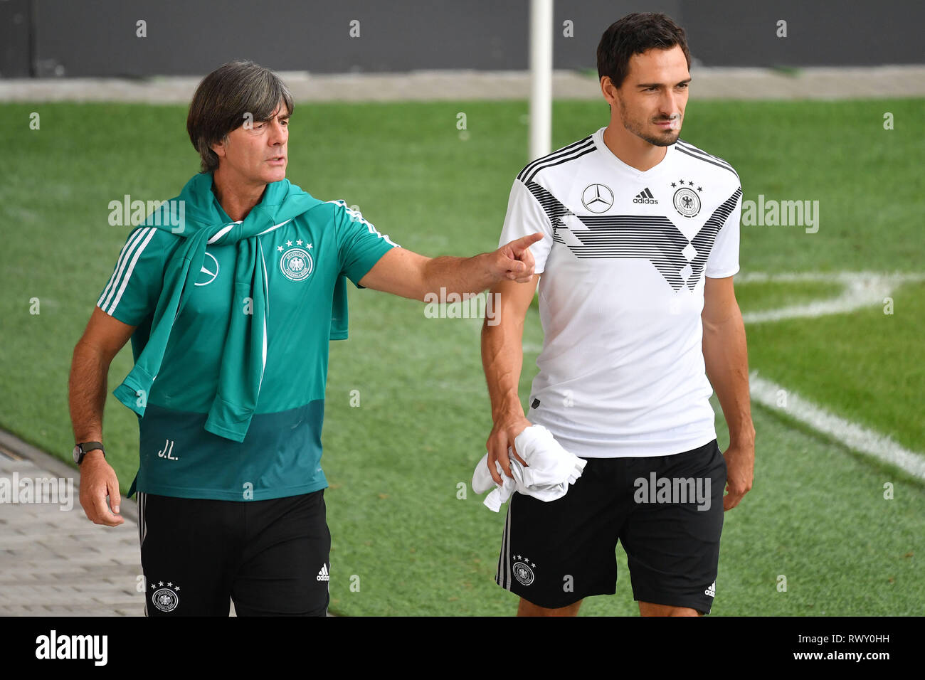 Bundestrainer Joachim Jogi Löw, L, AOW (GER), Geste, zeigt, Zeigen, Zeigen, re. Matts HUMMELS. Fußball, Training der Deutschen Fußball-Nationalmannschaft am 04.09..2018 in München / FC Bayern Campus, Sven Simon Foto Agentur GmbH & Co.KG # Drücken Sie die Taste Foto Prinzess-Luise-Str. 41#45479 M uelheim/Ruhr # Tel. # 0208/9413250 Fax. # 0208/9413260 # GLS Bank BLZ 430 609 67 # Kto. 4030 025 100 # IBAN DE 75 4306 0967 4030 0251 00# BIC GENODEM1GLS#www.svensimon.net. | Verwendung weltweit Stockfoto