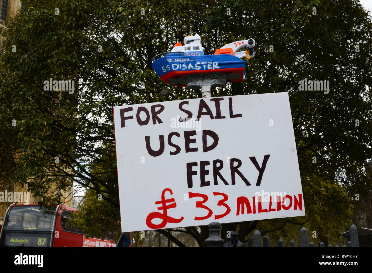 Westminster, London, Großbritannien. 7. Mär 2019. Anti-Brexit Aktivisten Slogan angezeigt, gegenüber dem Palast von Westminster in London. Quelle: Thomas Krych/Alamy leben Nachrichten Stockfoto