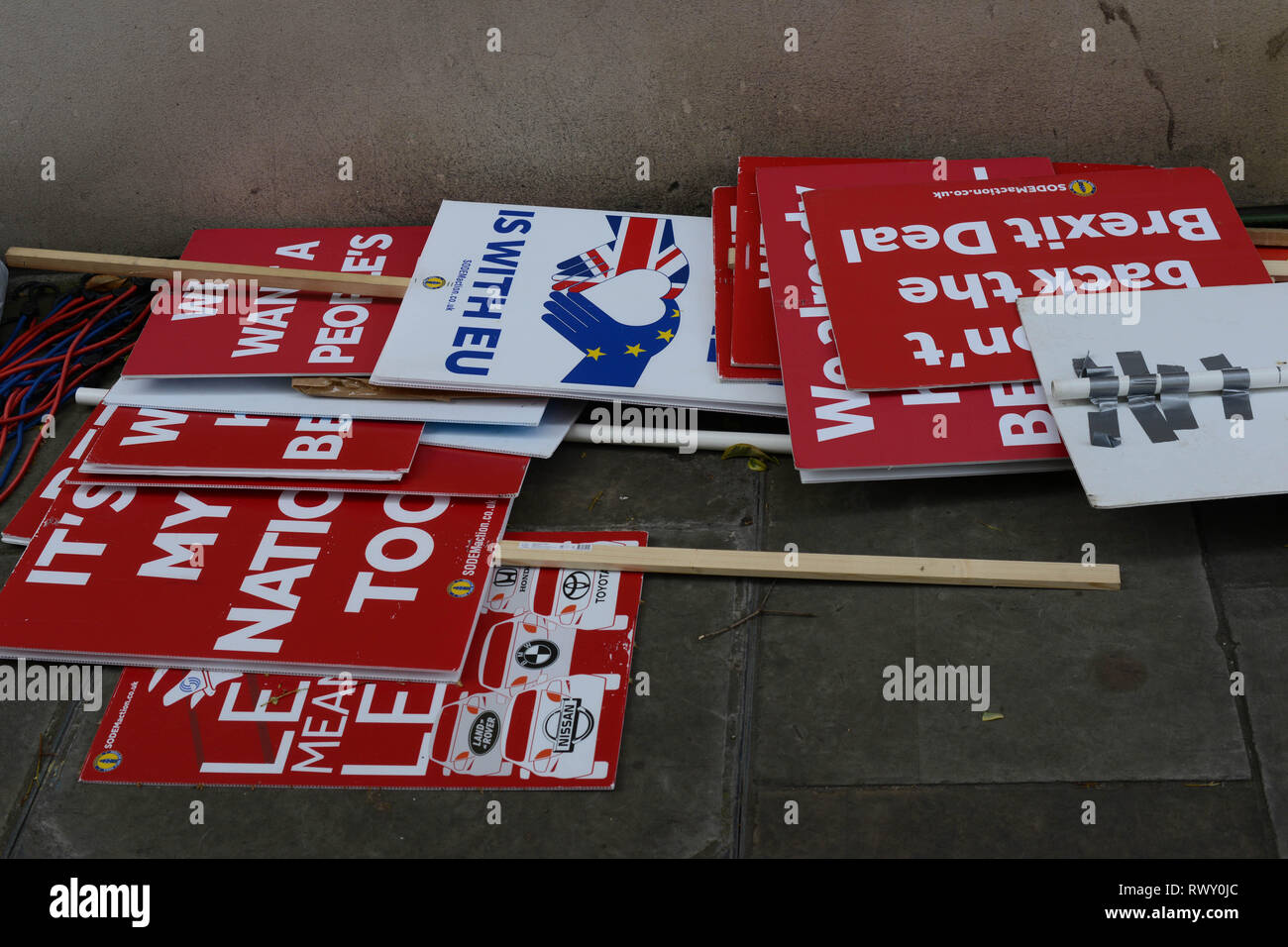 Westminster, London, Großbritannien. 7. Mär 2019. Anti-Brexit Zeichen enträtselt die Straße gegenüber Palast von Westminster in London. Quelle: Thomas Krych/Alamy leben Nachrichten Stockfoto