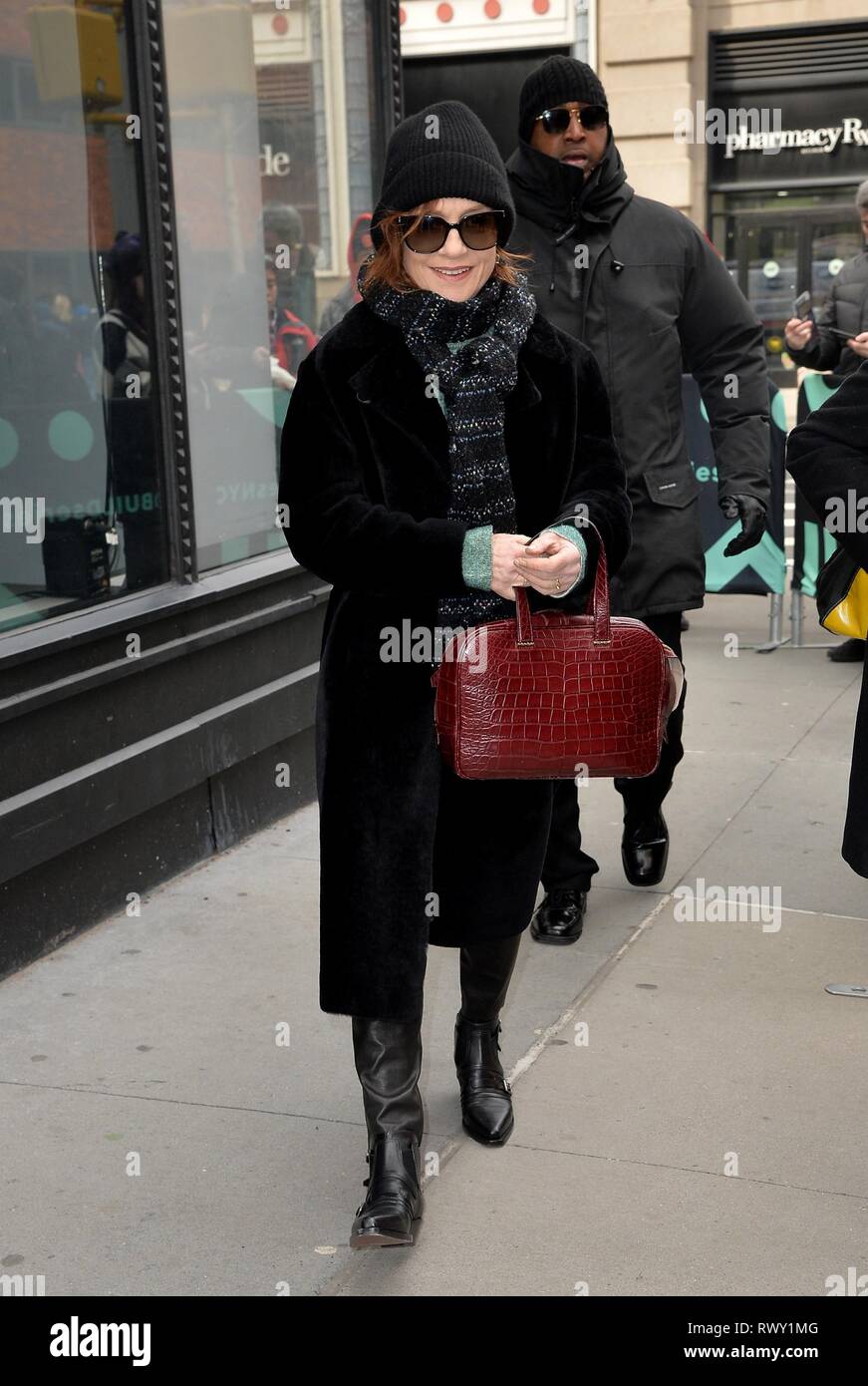 Isabelle Huppert heraus und über für AOL bauen Serie Berühmtheit Candids - DO,, neue, NY März 7, 2019. Foto: Kristin Callahan/Everett Collection Stockfoto