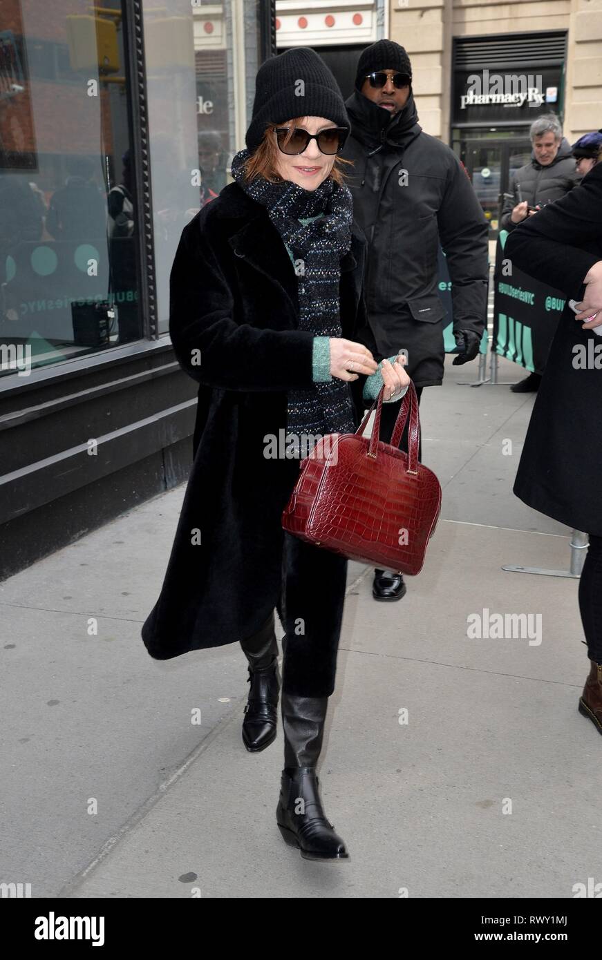 Isabelle Huppert heraus und über für AOL bauen Serie Berühmtheit Candids - DO,, neue, NY März 7, 2019. Foto: Kristin Callahan/Everett Collection Stockfoto