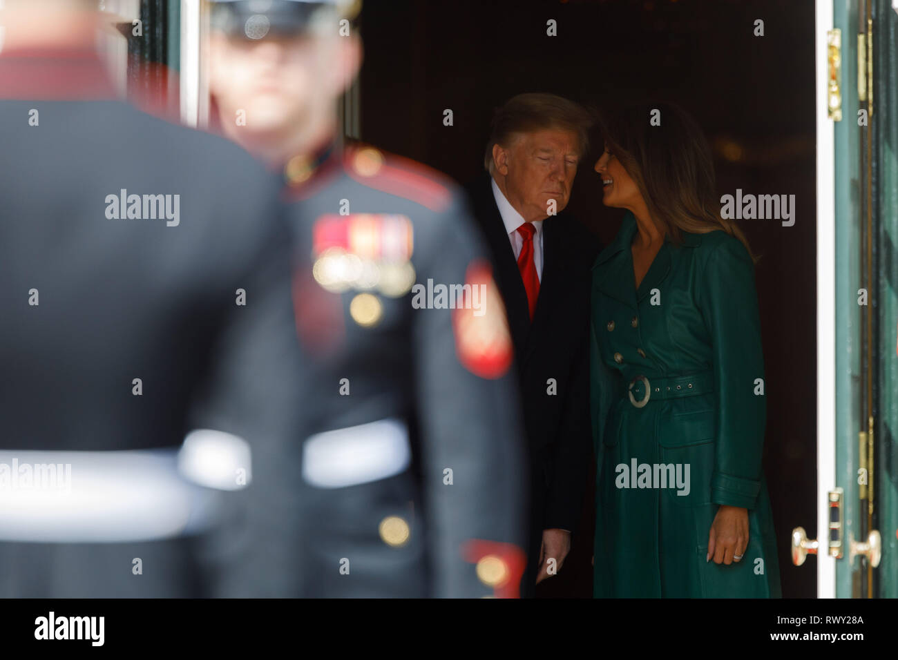 Präsidenten der Vereinigten Staaten Donald Trump und First Lady Melania Trump Chats bevor einladende Tschechische Republik Premierminister Andrej Babiš und Frau Monika Babišová auf der südlichen Vorhalle im Weißen Haus in Washington, District of Columbia am Donnerstag, 7. März 2019. Credit: Ting Shen/CNP/MediaPunch Stockfoto