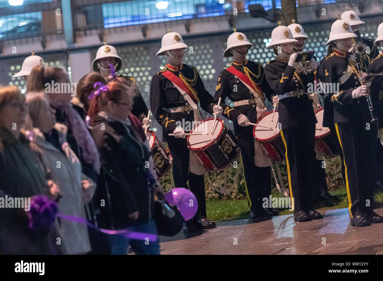 Romford London, 7. März 2019 einen großen Protest von über zweitausend Menschen zogen durch die Romford zu Romford Polizei Protest gegen die Ermordung von Jodie Chesney und gegen Messer Kriminalität. Die Delegation traf mit führenden Offizieren in Romford Polizeistation. Viele der Zuschauer trugen lila Bänder als ein Zeichen des Respekts. Während der März und außerhalb der Polizeistation gab es singt von "nicht mehr Messer' und 'Stop' und Der Protest endete mit einer Schweigeminute. In einem surrel Szene RBL Romford Band gespielt als die Demonstranten Vergangenheit Kredit Ian Davidson/Alamy Leben Nachrichten abgestimmt Stockfoto