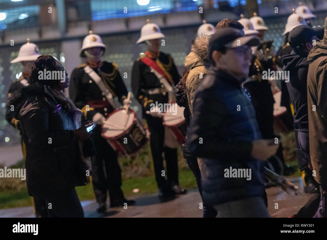 Romford London, 7. März 2019 einen großen Protest von über zweitausend Menschen zogen durch die Romford zu Romford Polizei Protest gegen die Ermordung von Jodie Chesney und gegen Messer Kriminalität. Die Delegation traf mit führenden Offizieren in Romford Polizeistation. Viele der Zuschauer trugen lila Bänder als ein Zeichen des Respekts. Während der März und außerhalb der Polizeistation gab es singt von "nicht mehr Messer' und 'Stop' und Der Protest endete mit einer Schweigeminute. Romford RBL-Band spielt Credit Ian Davidson/Alamy leben Nachrichten Stockfoto
