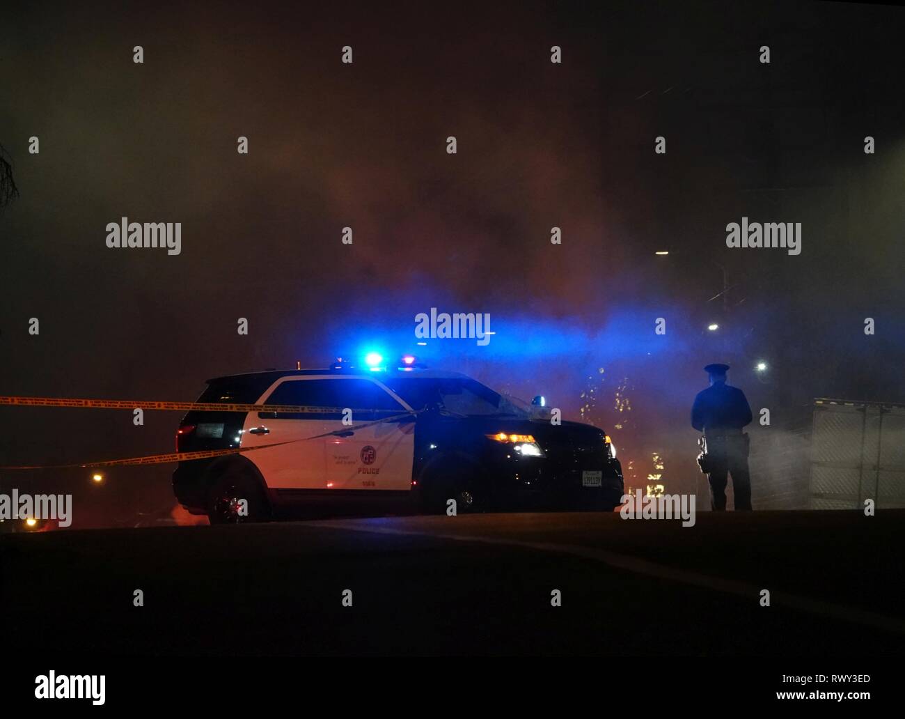 Los Angeles, CA/USA - März 6, 2019: Los Angeles Police Department (LAPD) Offizier erzwingt eine vorübergehende Schließung der Straße in Burbank Blvd. und Rhodes Avenue im Norden Hollywood/Valley Village Nachbarschaft. Berichte über Schüsse aufgefordert, eine Konfrontation zwischen den Verdächtigen in einem Heim und Polizei abgesperrt. Kurz nach der SWAT-Team kam, der Verdächtige abgetreten friedlich und wurde festgenommen. Credit: Kilmer Media/Alamy leben Nachrichten Stockfoto