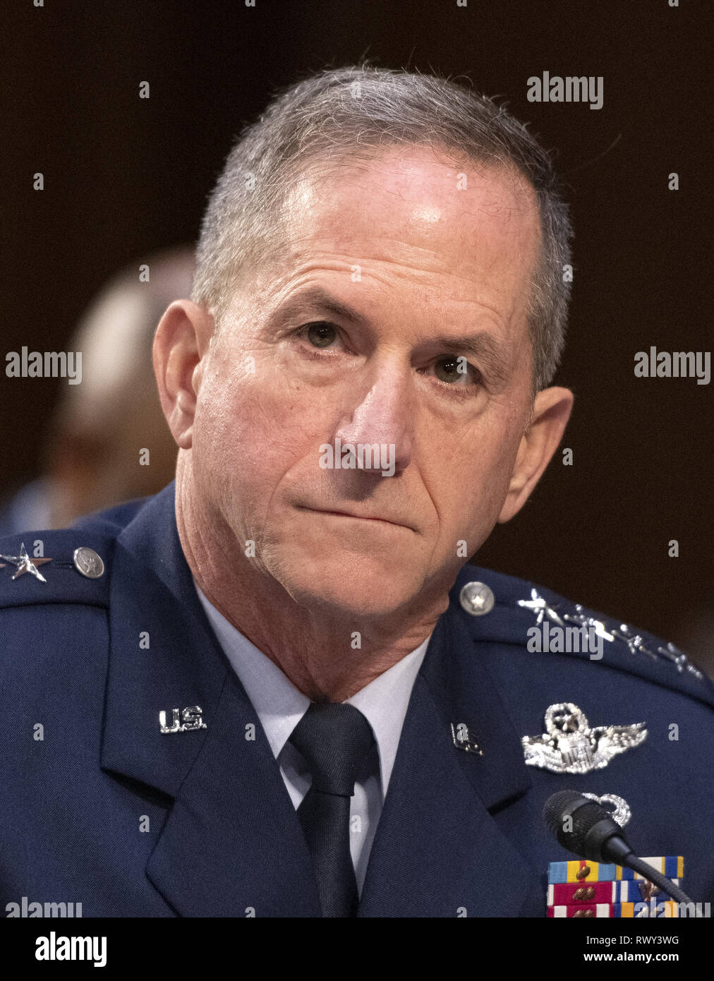 Washington, District of Columbia, USA. 7 Mär, 2019. United States Air Force General David L. Goldfein, Generalstabschef der Luftwaffe bezeugt vor der US-Senat im Ausschuss für die Streitkräfte während einer Anhörung zur "Kette der Rechenschaftslegung Befehl des sicheren militärischen Gehäuse und andere Gebäude Infrastruktur Service Mitglieder und Ihre Familien'' auf dem Capitol Hill in Washington, DC am Donnerstag, März 7, 2019 Kredit zu versorgen: Ron Sachs/CNP/ZUMA Draht/Alamy leben Nachrichten Stockfoto