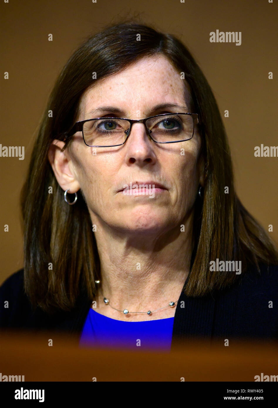 United States Senator Martha McSally (Republikaner aus Arizona) hört auf das Zeugnis vor den US-Senatsausschuss auf Armed Services während einer Anhörung über die "Kette der Rechenschaftslegung des Befehls zum Sicheren militärischen Gehäuse und andere Gebäude Infrastruktur Service Mitglieder und Ihre Familien" auf dem Capitol Hill in Washington, DC am Donnerstag, 7. März, 2019. Credit: Ron Sachs/CNP | Verwendung weltweit Stockfoto