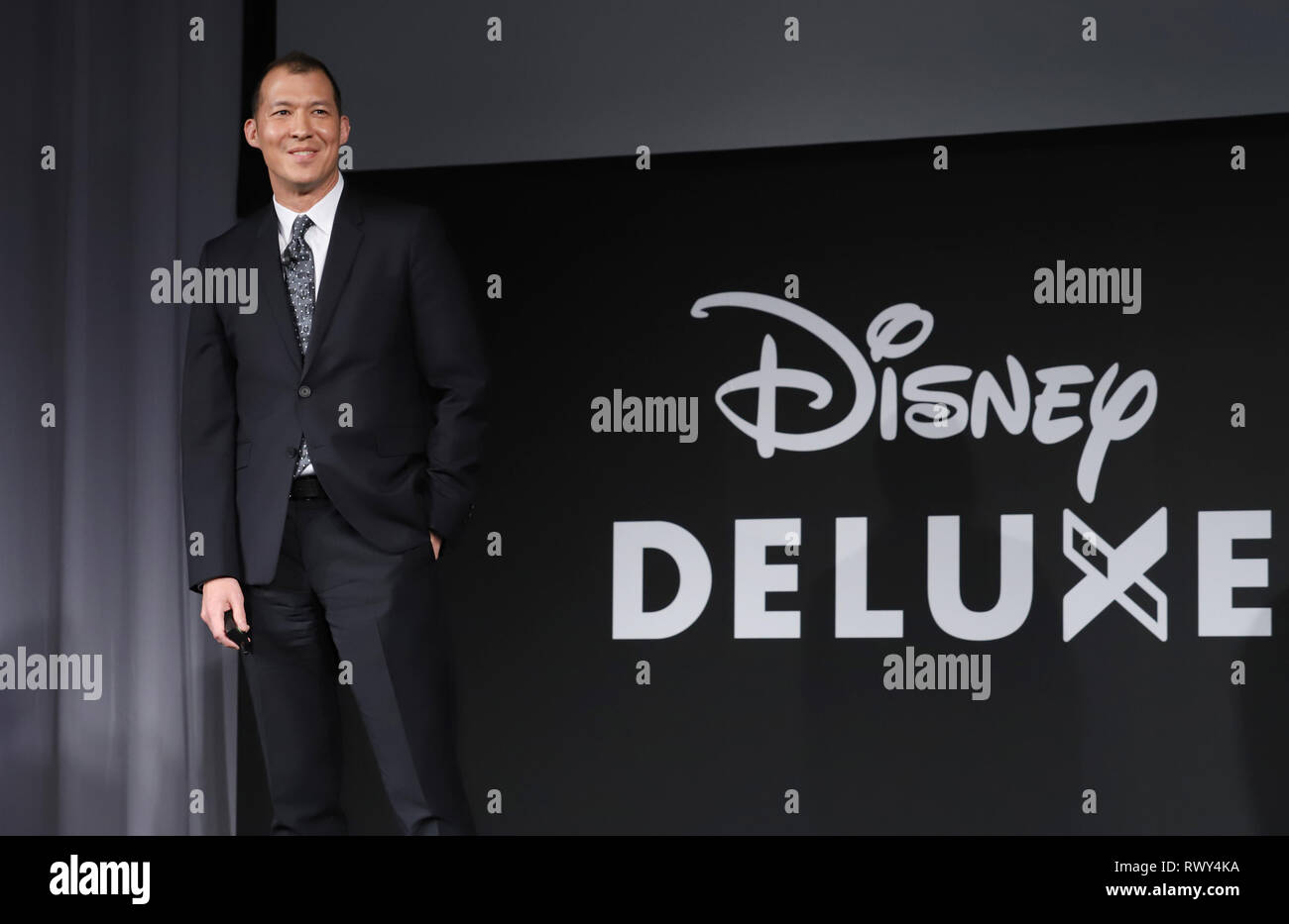 Tokio, Japan. 7 Mär, 2019. Walt Disney Japan Vice President Tony Elison kündigt Japanische mobile Kommunikation Riese NTT Docomo wird Video Distribution Service von Walt Disney's Inhalt start 'Disney Deluxe' durch das Netzwerk von Docomo mit einem festen Preis ab diesem Monat auf einer Pressekonferenz in Tokio am Donnerstag, 7. März 2019. Credit: Yoshio Tsunoda/LBA/Alamy leben Nachrichten Stockfoto