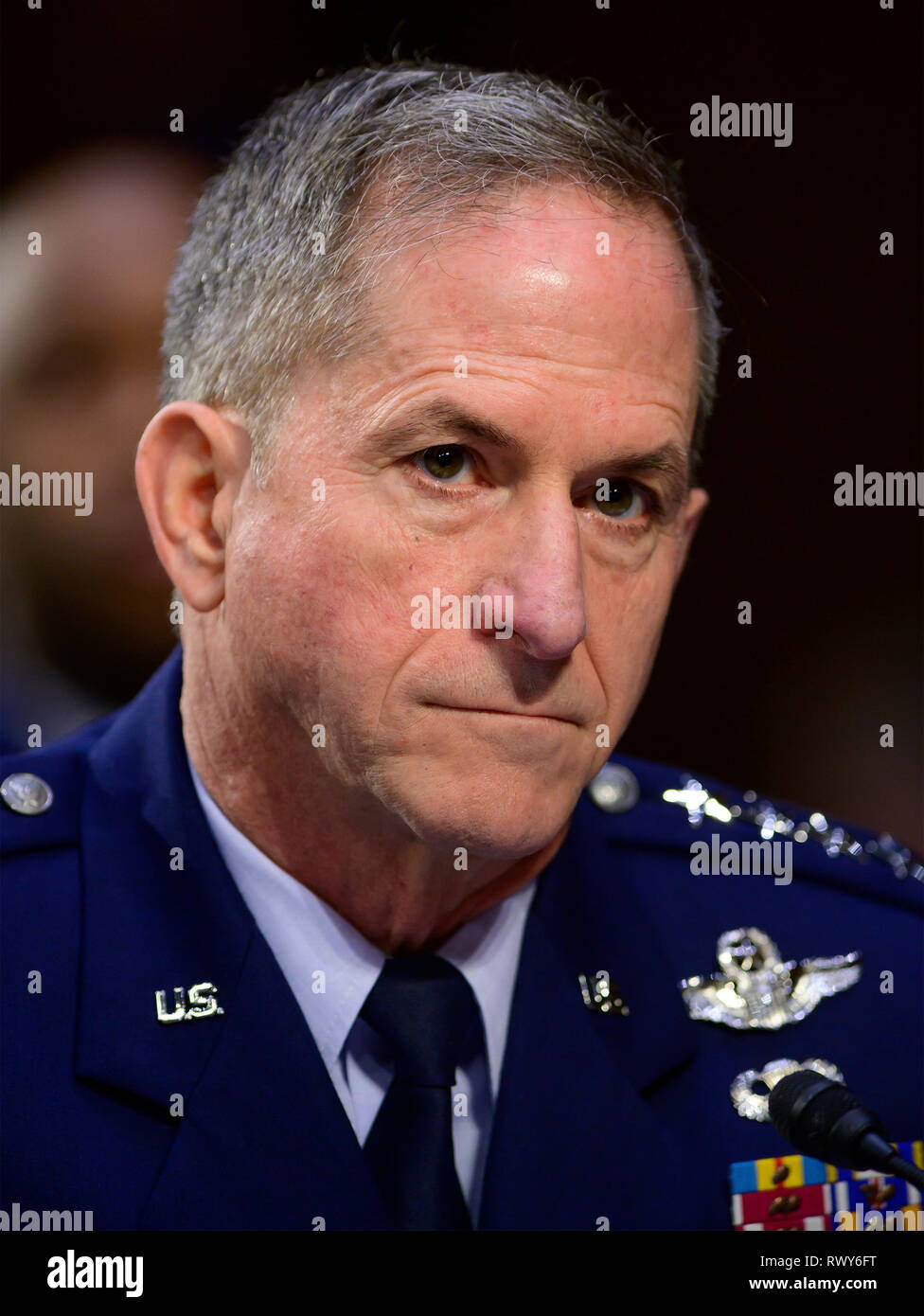 United States Air Force General David L. Goldfein, Generalstabschef der Luftwaffe bezeugt vor der US-Senat im Ausschuss für die Streitkräfte während einer Anhörung über die "Kette der Rechenschaftslegung des Befehls zum Sicheren militärischen Gehäuse und andere Gebäude Infrastruktur Service Mitglieder und Ihre Familien" auf dem Capitol Hill in Washington, DC am Donnerstag, 7. März, 2019. Credit: Ron Sachs/CNP/MediaPunch Stockfoto