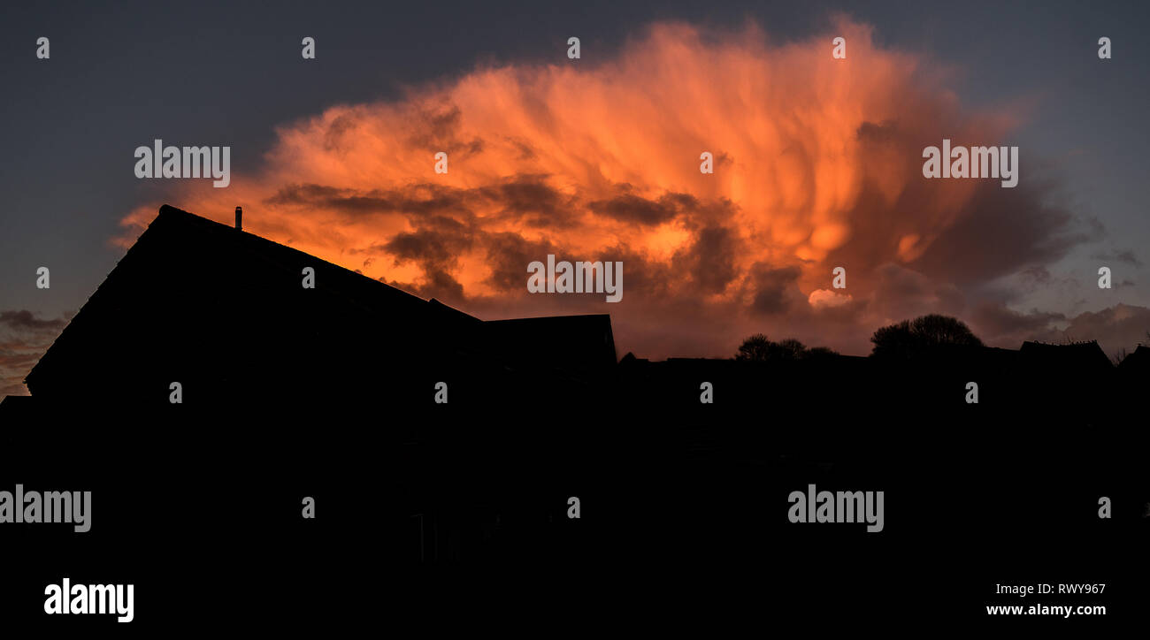 Plymouth, Devon, UK. 07 Mär, 2019. Einige sehr seltsame Suche mammatus Wolkenformationen diesen treibenden Nördlich von Plymouth. Credit: Sam Whitfield - ultimative Shot/Alamy leben Nachrichten Stockfoto