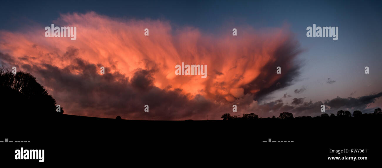 Plymouth, Devon, UK. 07 Mär, 2019. Einige sehr seltsame Suche mammatus Wolkenformationen diesen treibenden Nördlich von Plymouth. Credit: Sam Whitfield - ultimative Shot/Alamy leben Nachrichten Stockfoto