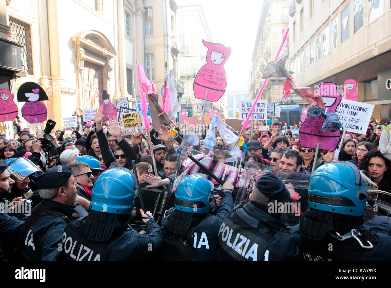 Turin, Italien. 08 Mär, 2019. Foto Ivan Benedetto/LaPresse 08 Turin (To) Italien Chronik Transfemminista global Streik In der Pic: Kollision mit der Polizei Quelle: LaPresse/Alamy leben Nachrichten Stockfoto
