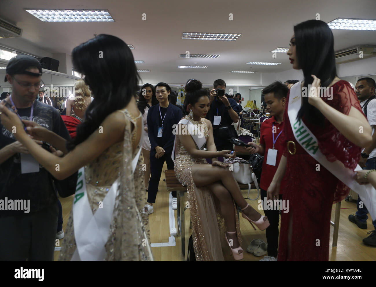 Pattaya, Thailand. 8 Mär, 2019. Schönheit Kandidaten gesehen Vorbereitung backstage vor dem Finale der jährlichen Miss International Queen 2019 Transvestit Wettbewerb im Beach Resort in Pattaya, Thailand. Credit: chaiwat Subprasom/SOPA Images/ZUMA Draht/Alamy leben Nachrichten Stockfoto