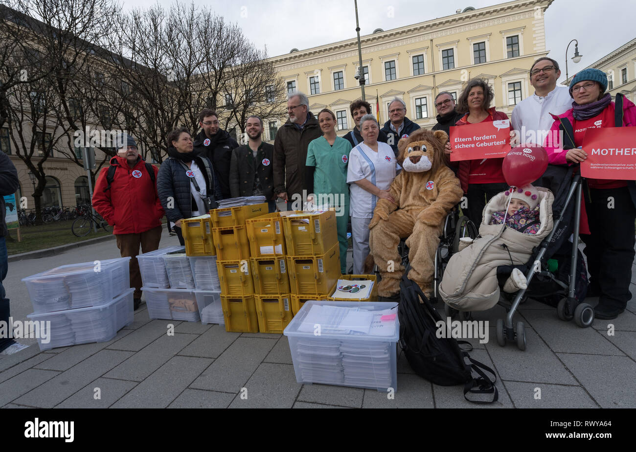 München, Deutschland. 08 Mär, 2019. Veranstalter der Petition für ein Referendum to top der Krankenpflege Krise" stehen neben der Boxen mit gesammelten Unterschriftenlisten vor dem Bayerischen Staatsministerium des Innern, zu übergeben. Credit: Peter Kneffel/dpa/Alamy leben Nachrichten Stockfoto