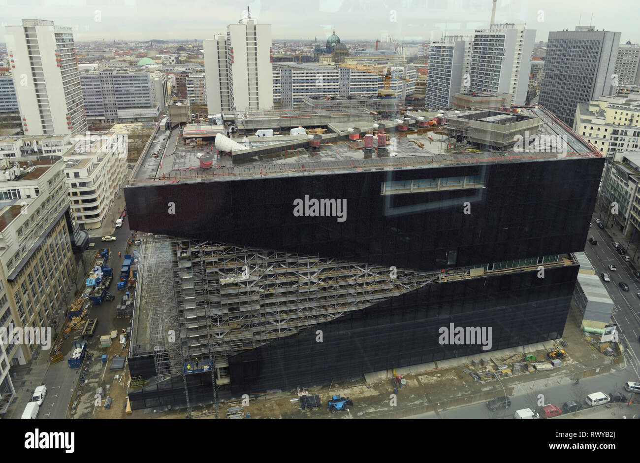 Mit Blick auf das neue Gebäude der Axel Springer Haus, Baustelle, Axel Springer neues Gebäude Bilanzpressekonferenz 2019 der Axel Springer SE in Berlin, Deutschland am 07.03.2019. | Verwendung weltweit Stockfoto
