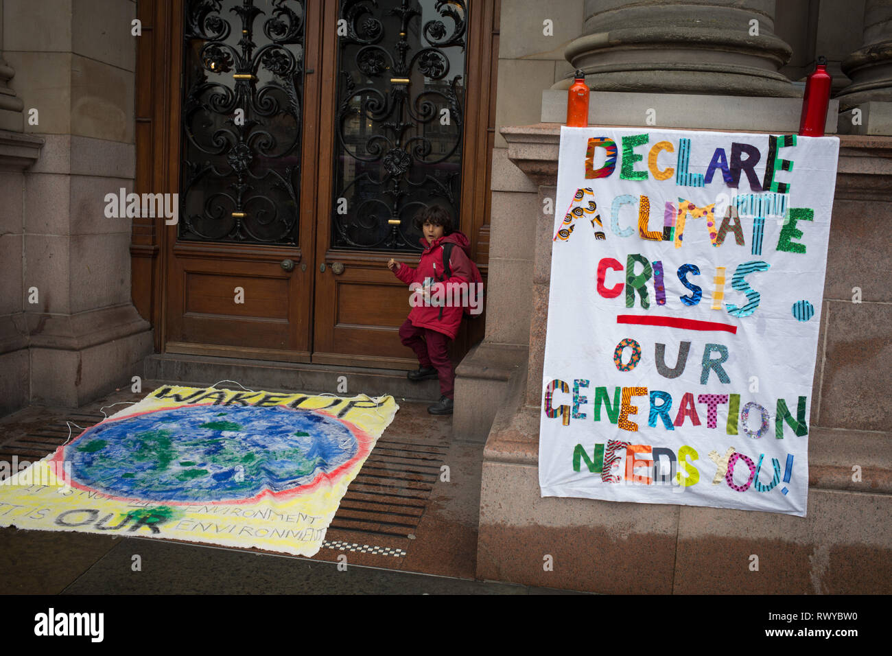 Glasgow, Schottland, Großbritannien. Vom 8. März 2019. Aktivisten und Unterstützer von Aussterben Rebellion Climate Group halten Sie ein Picknick außerhalb des Glasgow City Chambers verlangt, dass der Rat der Stadt ein Klima Notstand ausrufen, und erstellen Sie ein Der Cottish Bürger "Versammlung", um die Änderungen zu Klimapolitik zu beaufsichtigen. Die Aktivisten, die Gelübde zu halten das Picknick Proteste auf einer täglichen Basis bis zum Klimaschutz vom Rat der Stadt übernommen wird. Quelle: Jeremy Sutton-Hibbert / alamy Leben Nachrichten. Stockfoto