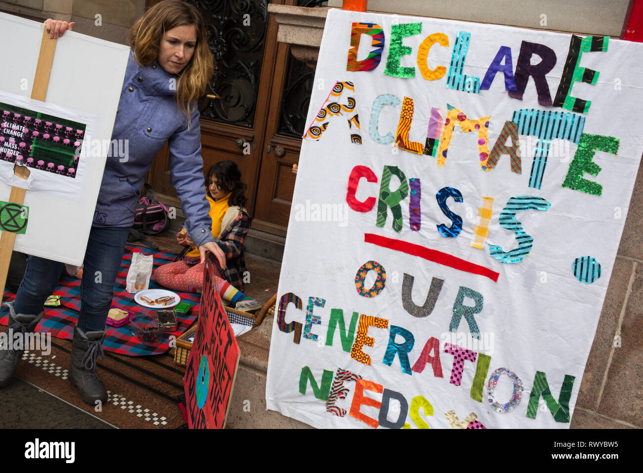 Glasgow, Schottland, Großbritannien. Vom 8. März 2019. Aktivisten und Unterstützer von Aussterben Rebellion Climate Group halten Sie ein Picknick außerhalb des Glasgow City Chambers verlangt, dass der Rat der Stadt ein Klima Notstand ausrufen, und erstellen Sie ein Der Cottish Bürger "Versammlung", um die Änderungen zu Klimapolitik zu beaufsichtigen. Die Aktivisten, die Gelübde zu halten das Picknick Proteste auf einer täglichen Basis bis zum Klimaschutz vom Rat der Stadt übernommen wird. Quelle: Jeremy Sutton-Hibbert / alamy Leben Nachrichten. Stockfoto