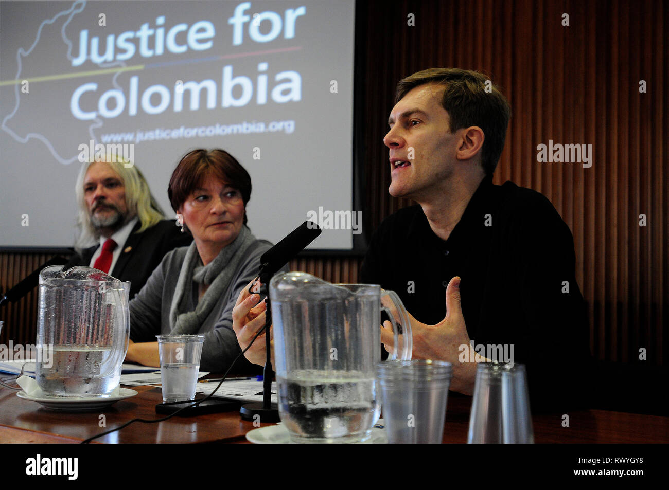 London, England. 29 November, 2014 Seumas Milne, Journalist und Schriftsteller, während ein "Gerechtigkeit für Kolumbien" Workshop an der Latin Americ Stockfoto