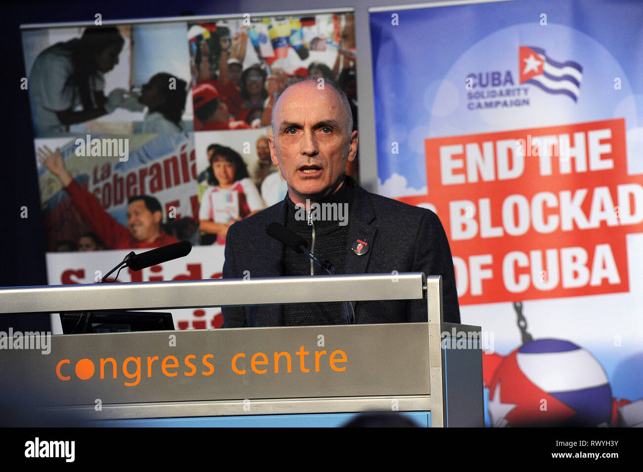 London, England. 2. Dezember, 2017. Chris Williamson, Labour Party MP, sprechen am Ende von Tag Rallye der jährlichen Lateinamerika - Adelante! Con Stockfoto