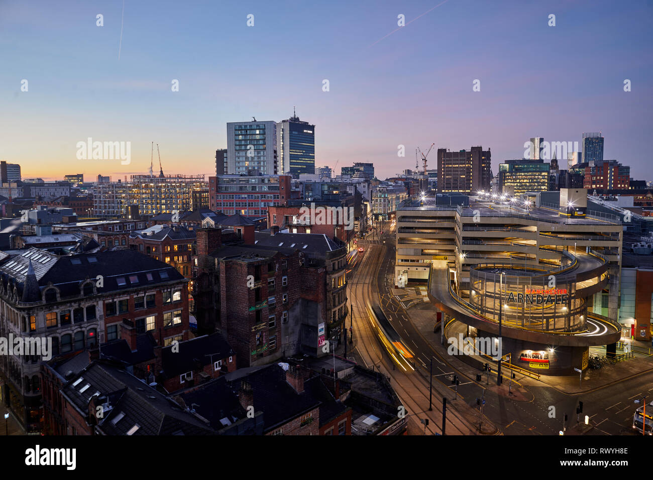 Dawn first light Manchester Skyline von oben mit Blick auf die nördlichen Viertel und das Arndale Parkplatz Stockfoto
