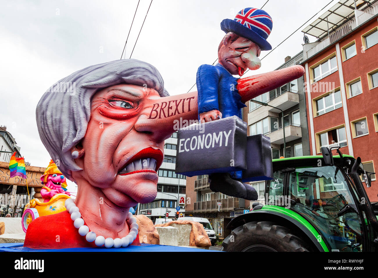 Düsseldorf, Deutschland. Vom 4. März 2019. Die jährlichen Rosenmontag (Rose Montag oder Rosenmontag) Carnival Parade findet in Düsseldorf. Brexit Karneval float, Theresa May aus der Tötung der britischen Wirtschaft, entworfen von deutschen Künstler Jacques Tilly. Stockfoto