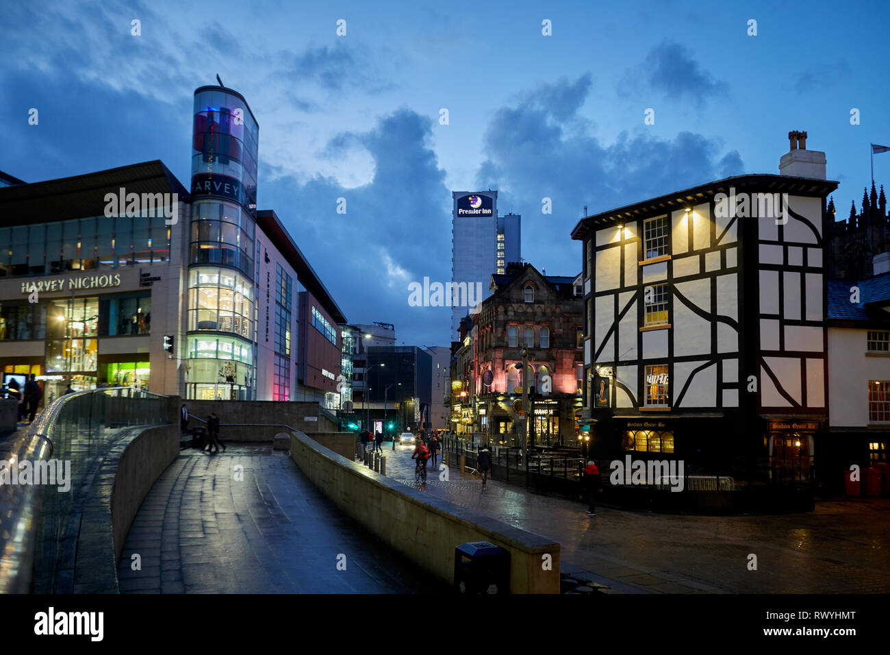 Designer Kaufhaus Harvey Nichols und umgebauten alten Wellington Inn und Sinclair's Oyster Bar in Exchange Square, Shambles Square, Manchester cit Stockfoto