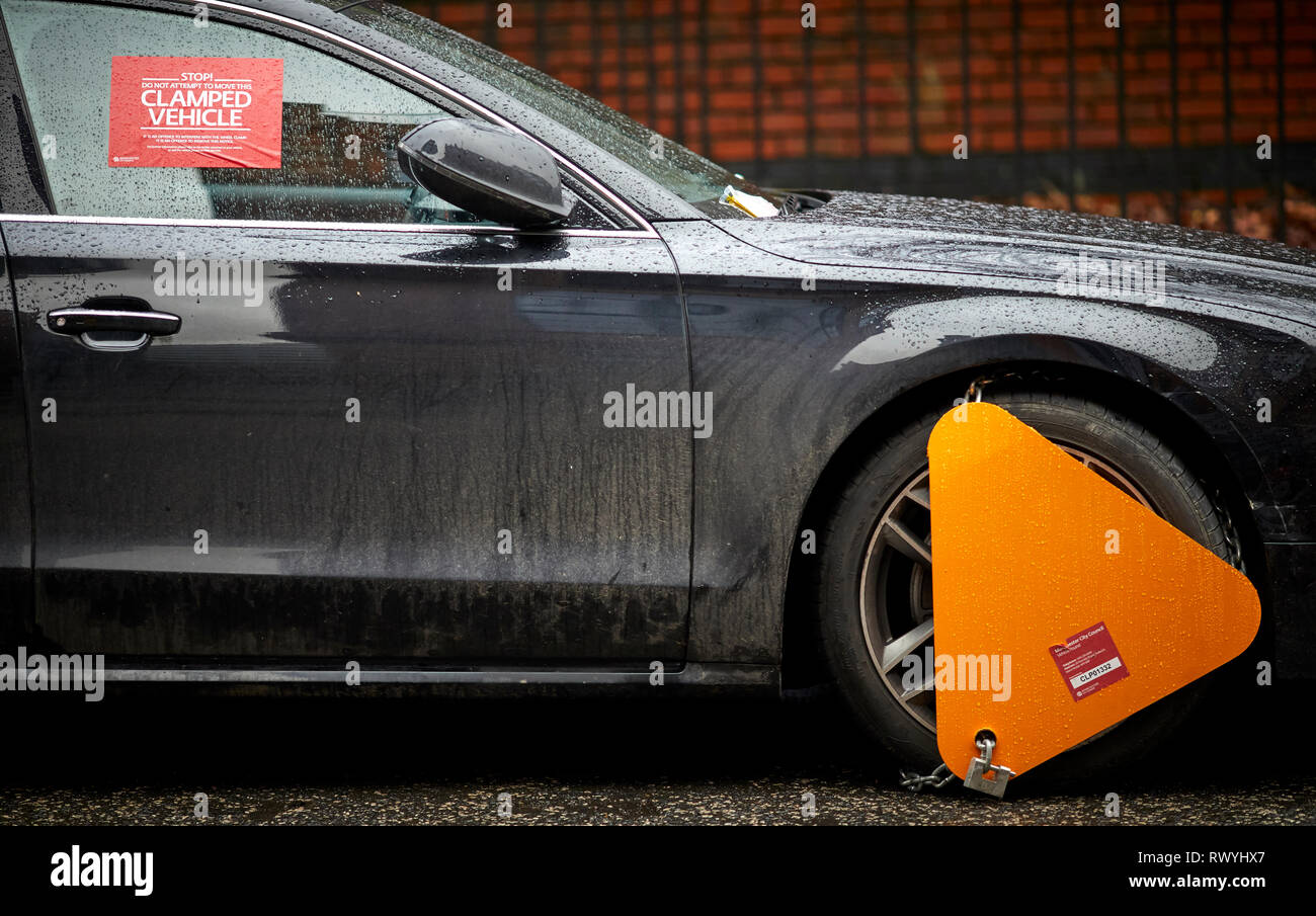 Rat Parkbussen und Rad geklemmt Auto für Parken auf der Straße Stockfoto