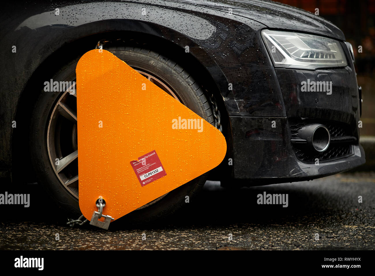 Rat Parkbussen und Rad geklemmt Auto für Parken auf der Straße Stockfoto