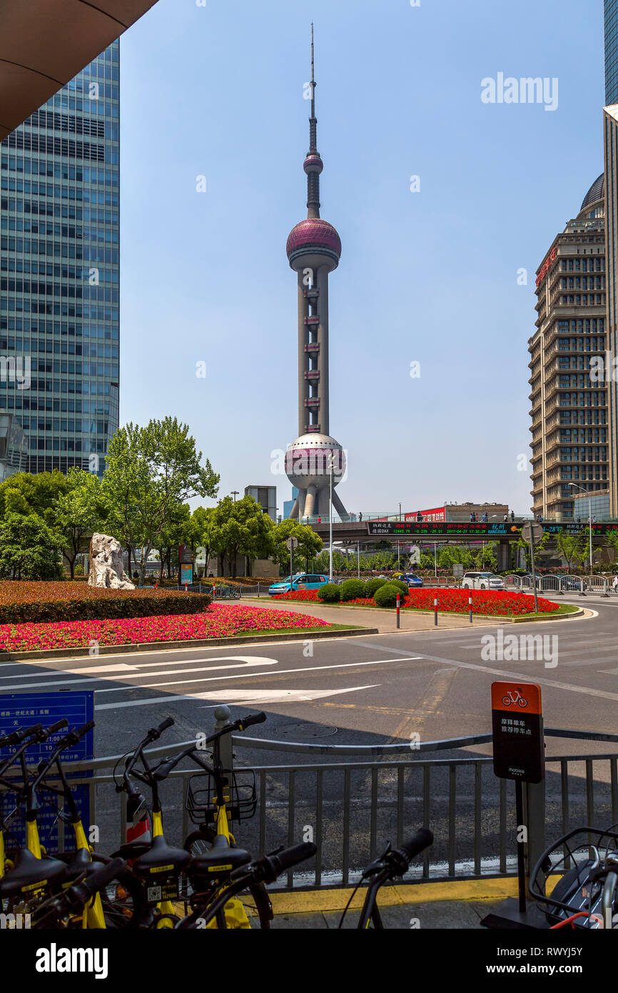 Der Oriental Pearl Tower steht inmitten von Wolkenkratzern in Lujiazui, Pudong New Area, Shanghai, China. Stockfoto