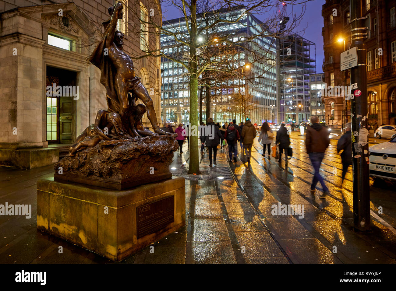 John Cassidy's hilflos Statue außerhalb Manchester Central Library die Menschheit hilflos auf dem Meer des Lebens", eine bronzene Skulptur einmal Haus in Piccadilly Gar Stockfoto