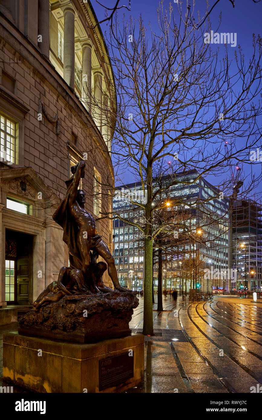 John Cassidy's hilflos Statue außerhalb Manchester Central Library die Menschheit hilflos auf dem Meer des Lebens", eine bronzene Skulptur einmal Haus in Piccadilly Gar Stockfoto