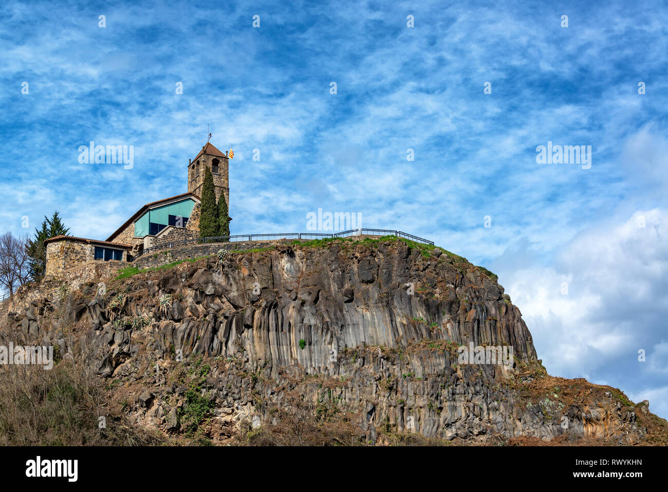 Blick auf die Kirche in Castellfollit de la Roca, Spanien mit einem interessanten Himmel Stockfoto