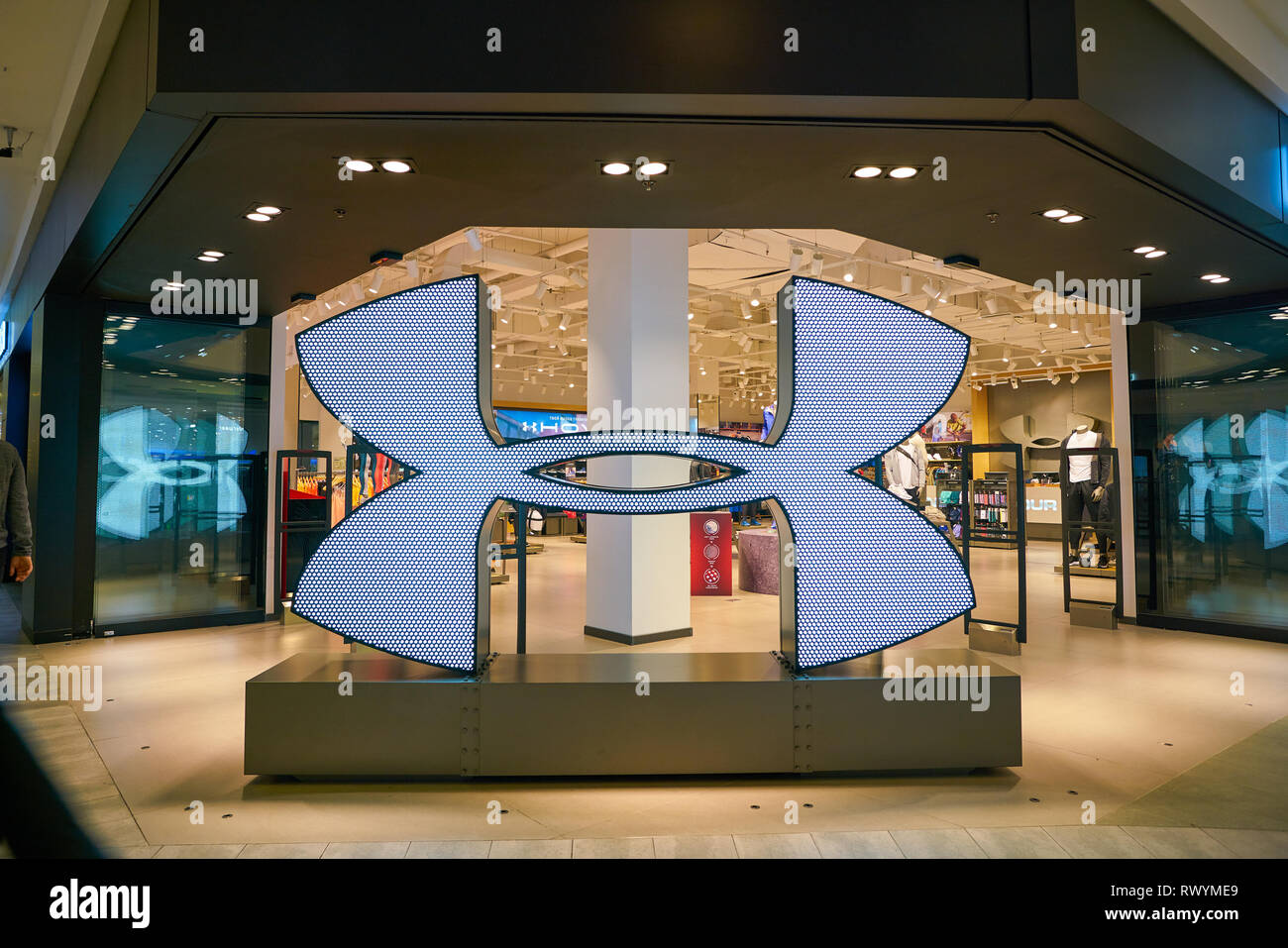 Moskau, Russland - ca. September 2018: Under Armour Zeichen an einem Store in Moskau. Stockfoto