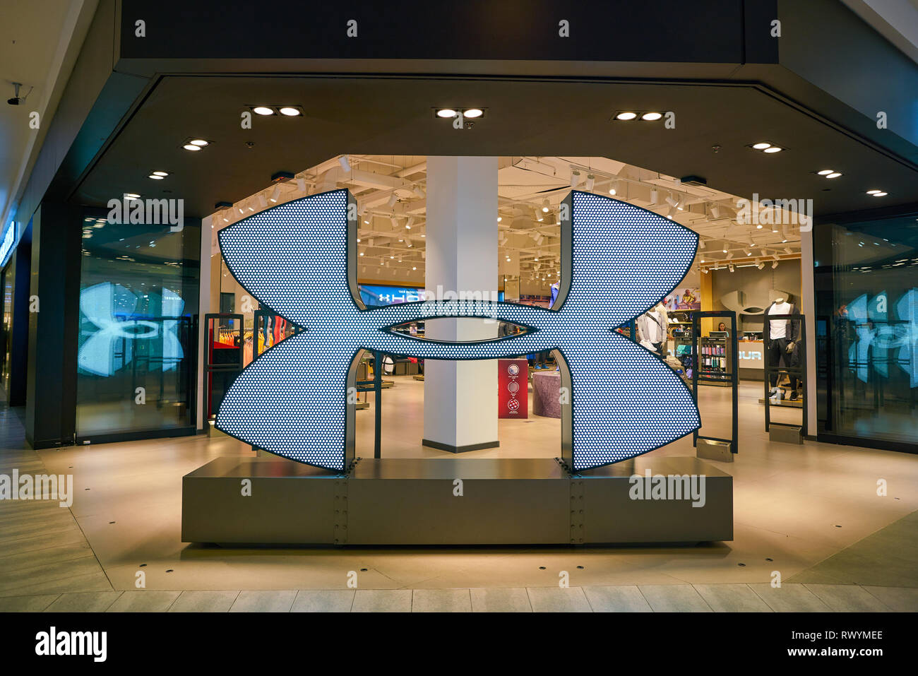 Moskau, Russland - ca. September 2018: Under Armour Zeichen an einem Store in Moskau. Stockfoto