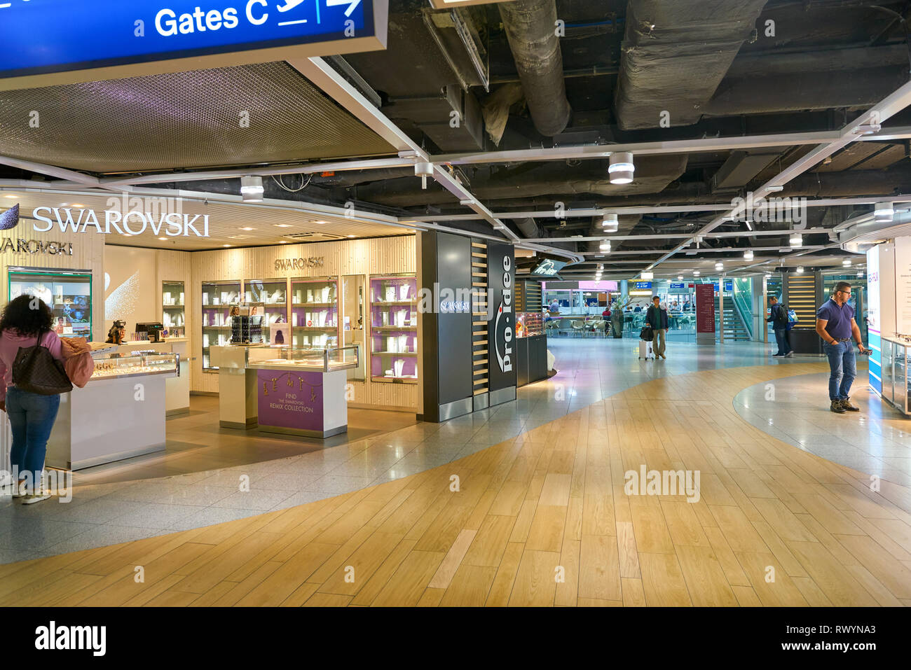 Düsseldorf, Deutschland - ca. September 2018: Swarovski Shop im Flughafen  Düsseldorf Stockfotografie - Alamy