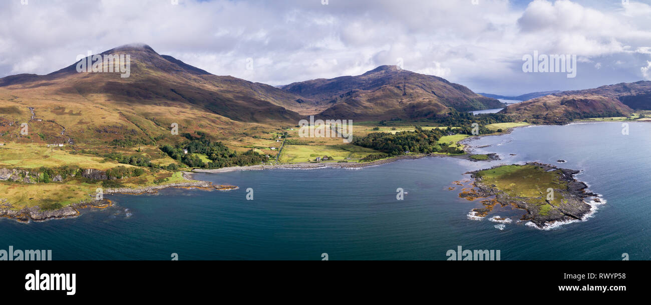 Luftbild zeigt die Küste und die Berge des Loch Buie, Ort, an dem der Kult der 40er Film "ich weiß, wohin ich gehe". Stockfoto