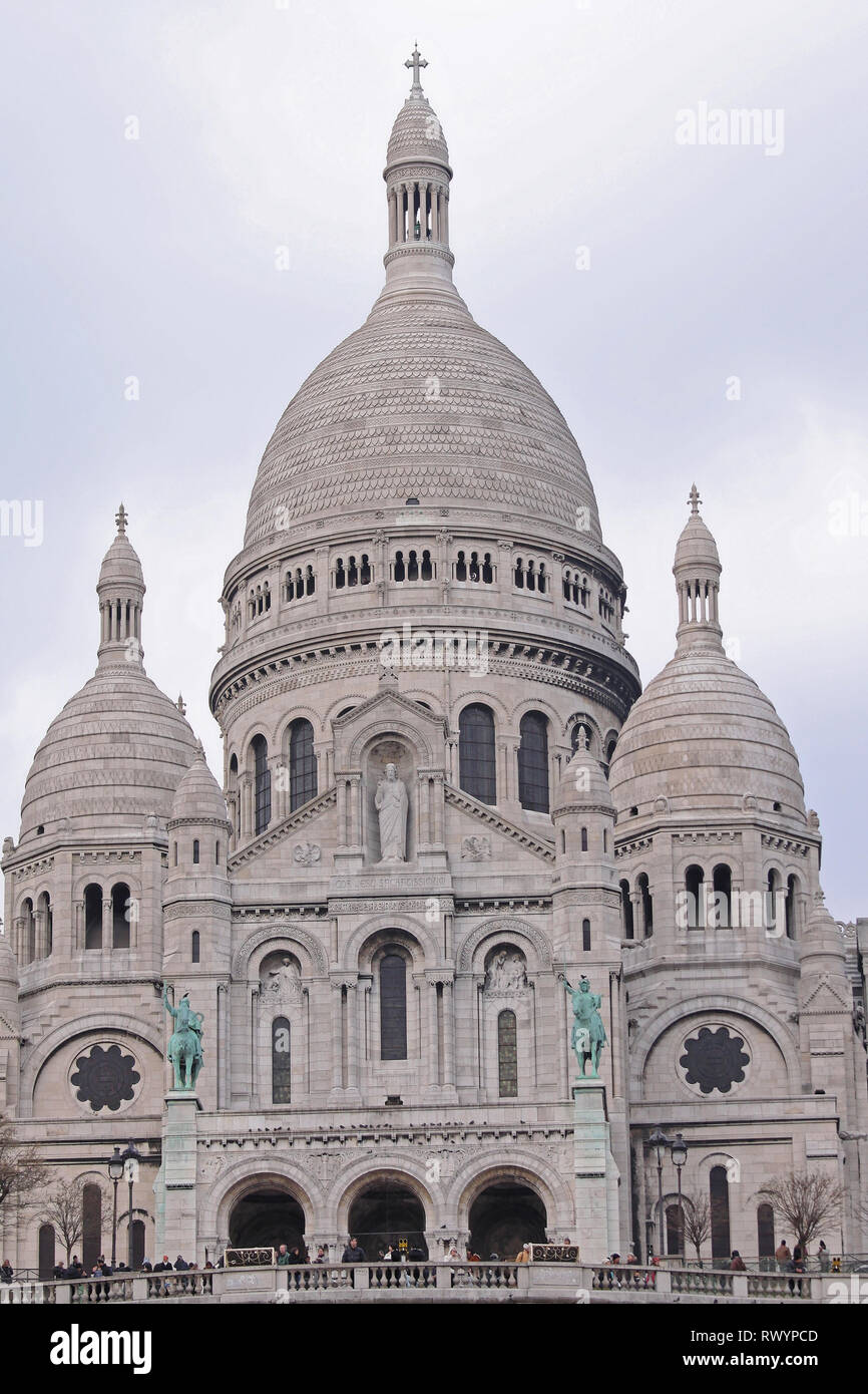 Paris, Frankreich, 05. Januar 2010: Sacre Coeur Basilika des Heiligen Herzen Jesu am Montmartre in Paris, Frankreich. Stockfoto