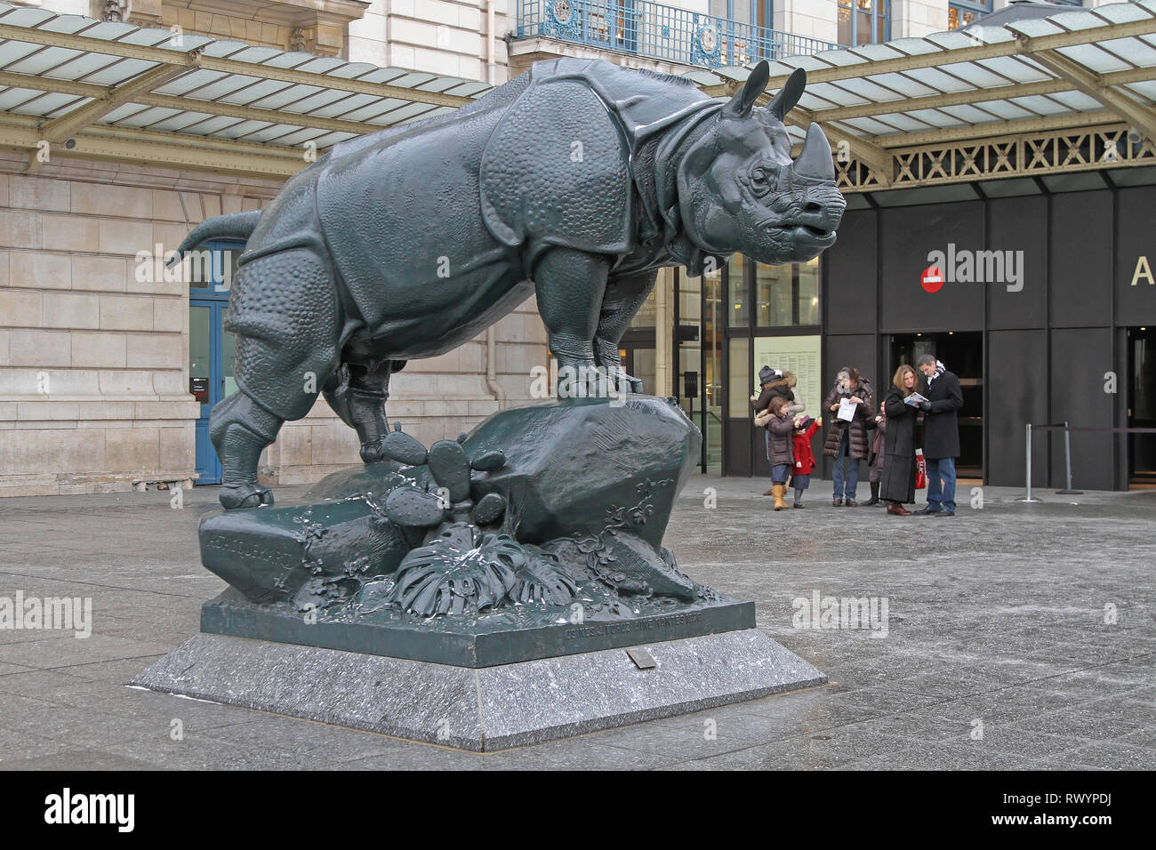 Paris, Frankreich - 06 Januar, 2010: Das Nashorn Skulptur vor der Gare d'Orsay in Paris, Frankreich. Stockfoto