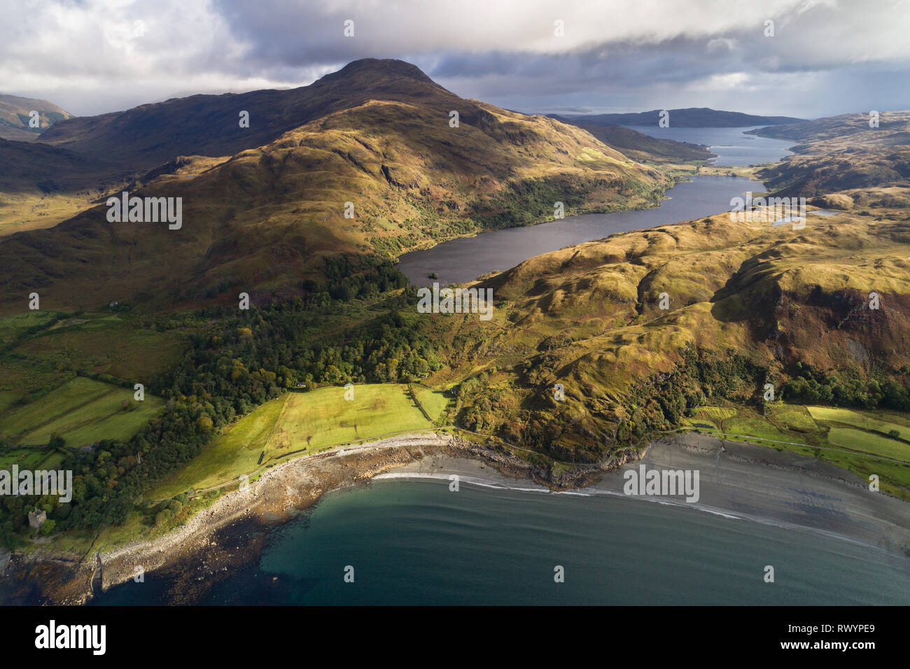 Luftbild zeigt die Küste und die Berge des Loch Buie, Ort, an dem der Kult der 40er Film "ich weiß, wohin ich gehe". Stockfoto